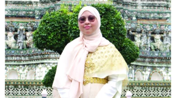 السنع بين التقاليد والمعاصرة: قصة تايلاندية تروج للحياء في وطنها وتسترجع ذكريات الإمارات